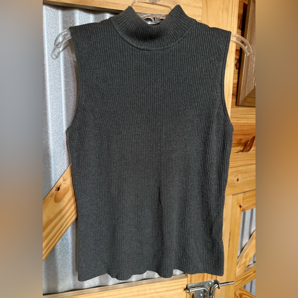 212 Collection Women’s sleeveless Mock Turtleneck sweater. Size L. 100% acrylic